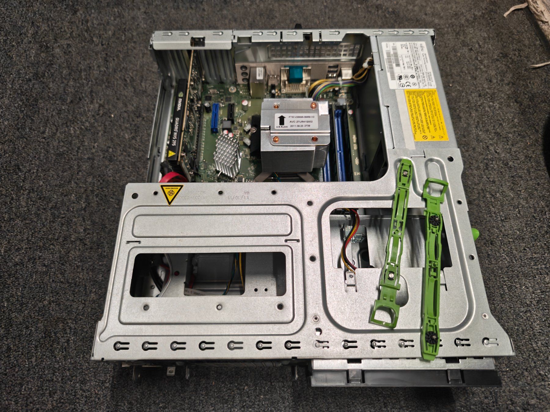 Fujitsu Serveurs: Fujitsu Primergy MX130 S2 / Server-Hardware – D'occasion à Sargans par NewLifeForGPUs 1
