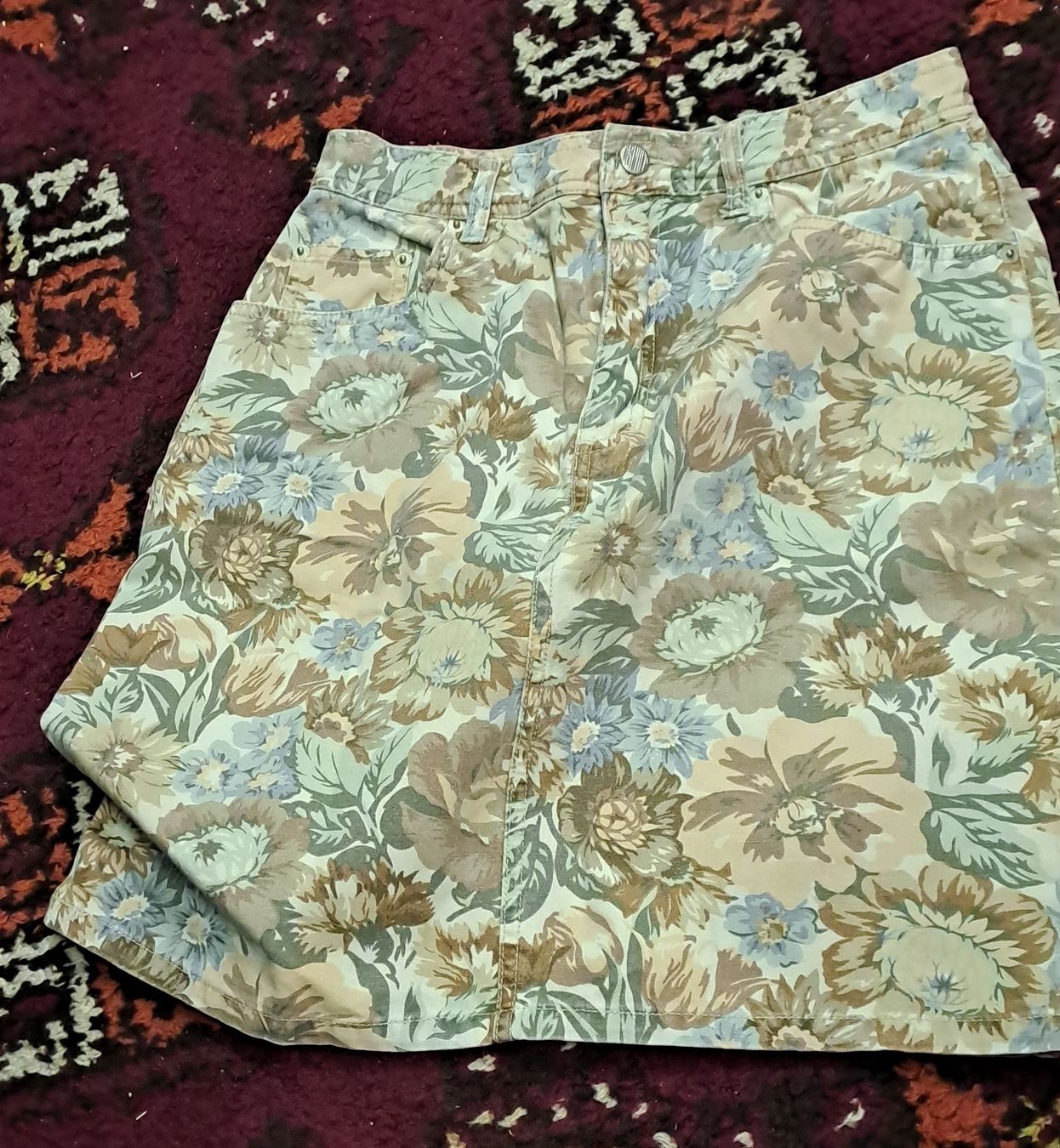 Röcke: Jupe fleurie taille 38 occasion – Gebraucht aus Zürich von Schoebi19