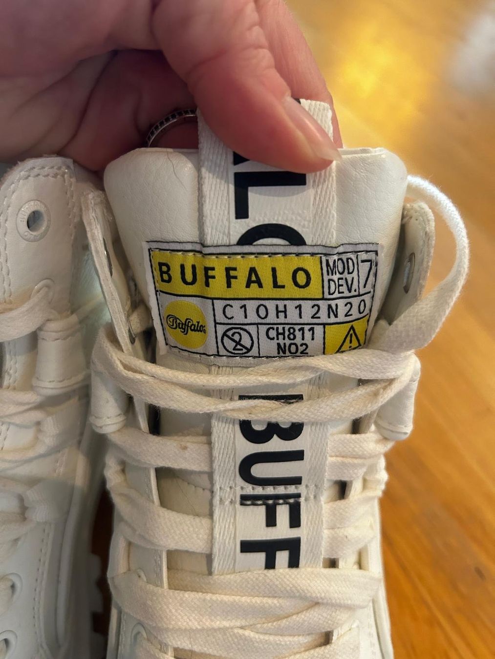 Damenschuhe: Sneaker ASPHA Buffalo, Grösse 38, weiss – Neu (gemäss Beschreibung) aus Holzhäusern ZG von Suki0308 1