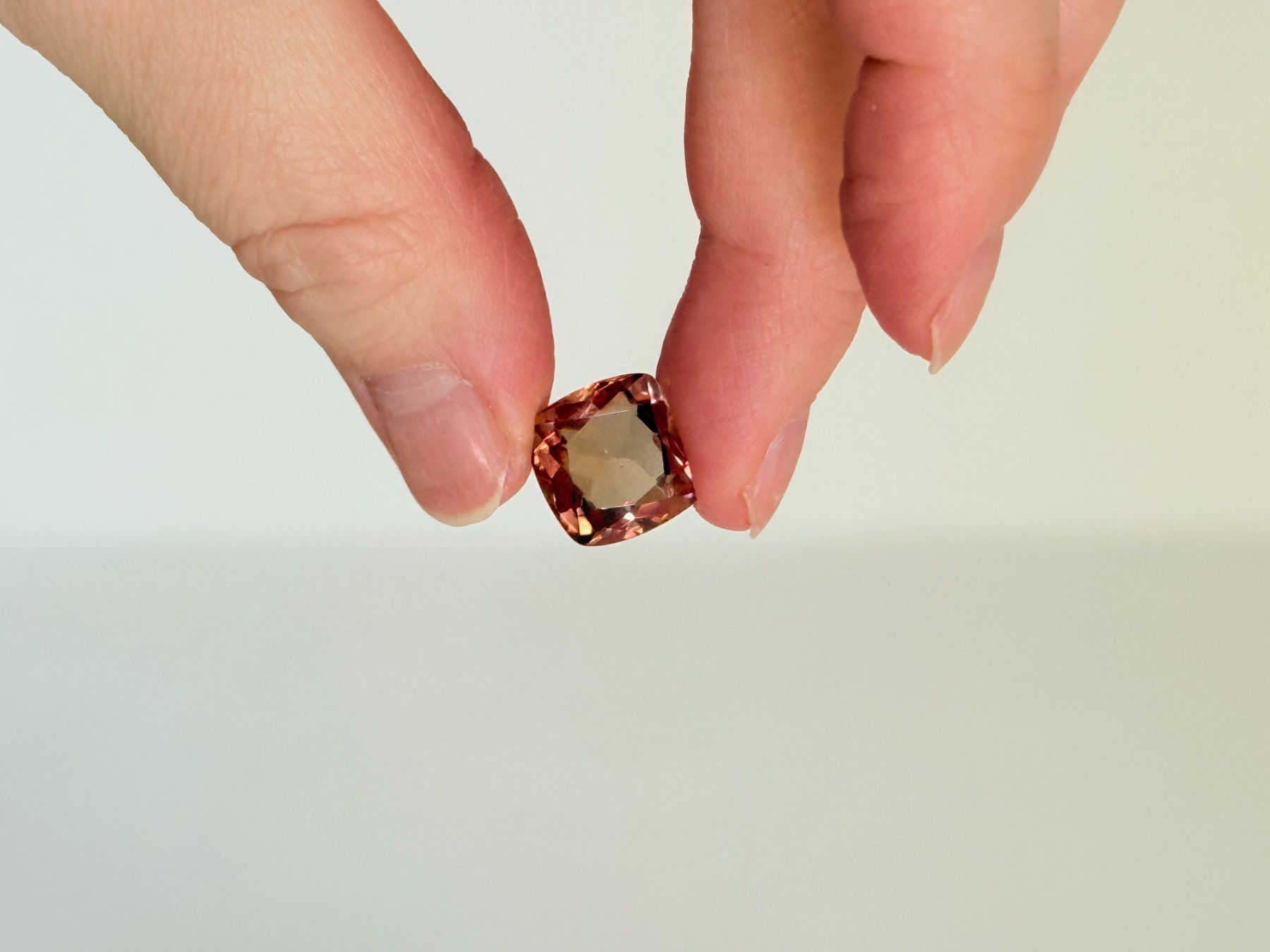 Minerali & Pietre curative: Cushion Cut Multi Color Changing 8.80 Ct – Nuovo e nell'imballaggio originale da Genève venduto da AWWA 1