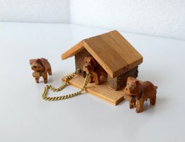 Holzschnitzerei Hundehütte mit Hunden Trummer Adelboden