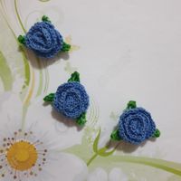 3 Stk. MINI-ROSEN gehäkelt, rose uncinetto crochet 952