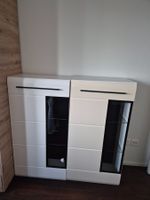 Zwei Vitrinenschränke weiss