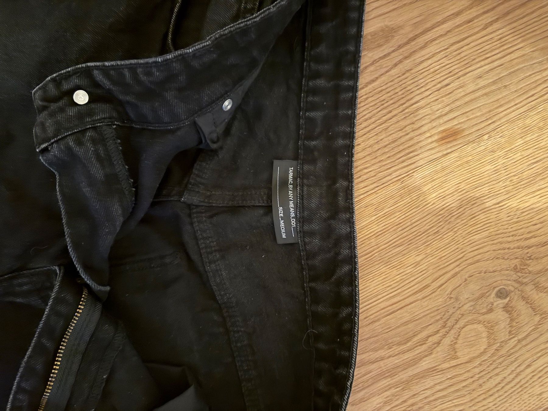 Jeans: tarmac og jeans black, size M – Usato da Kastanienbaum venduto da bot_bg6h 1