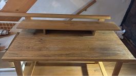 Schreibtisch aus Holz mit Erhöhung für Monitor