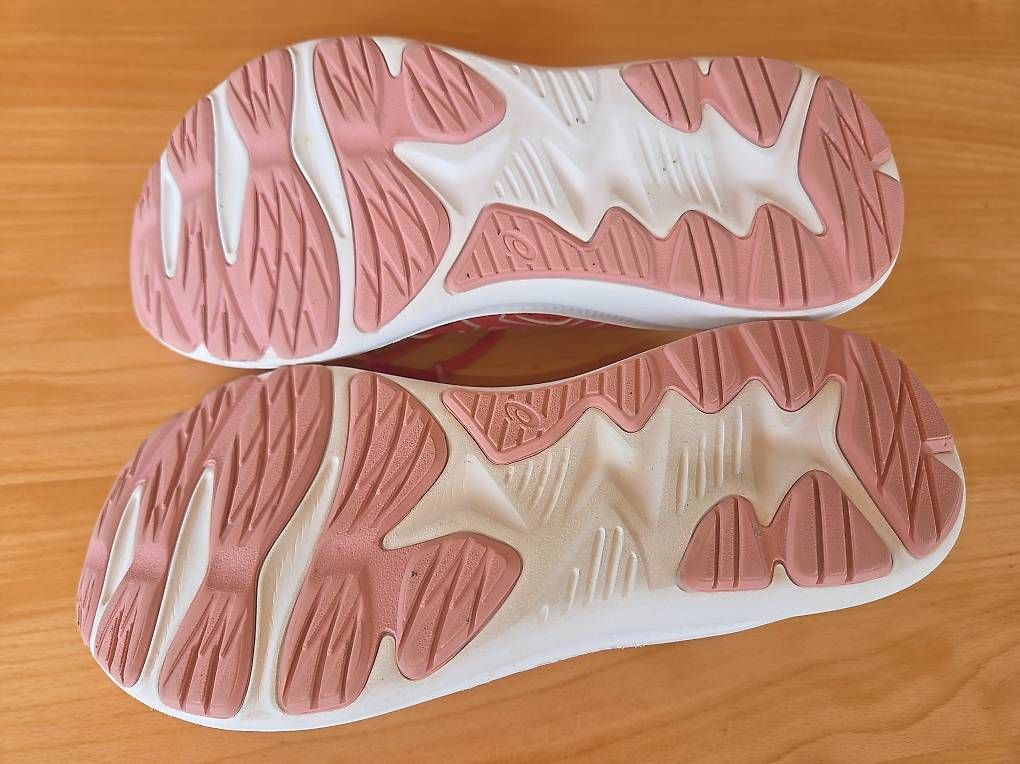 Asics Scarpe per ragazze: Baskets ASICS avec semelle claire - pointure 38 – Usato da Chemin venduto da Sophiepittier 1