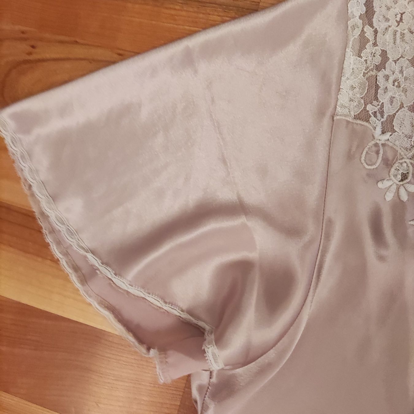 Negligees & Pyjamas: Sara Beth Satin Nachthemd mit zarter Spitze – Gebraucht aus Solothurn von Csw1 2