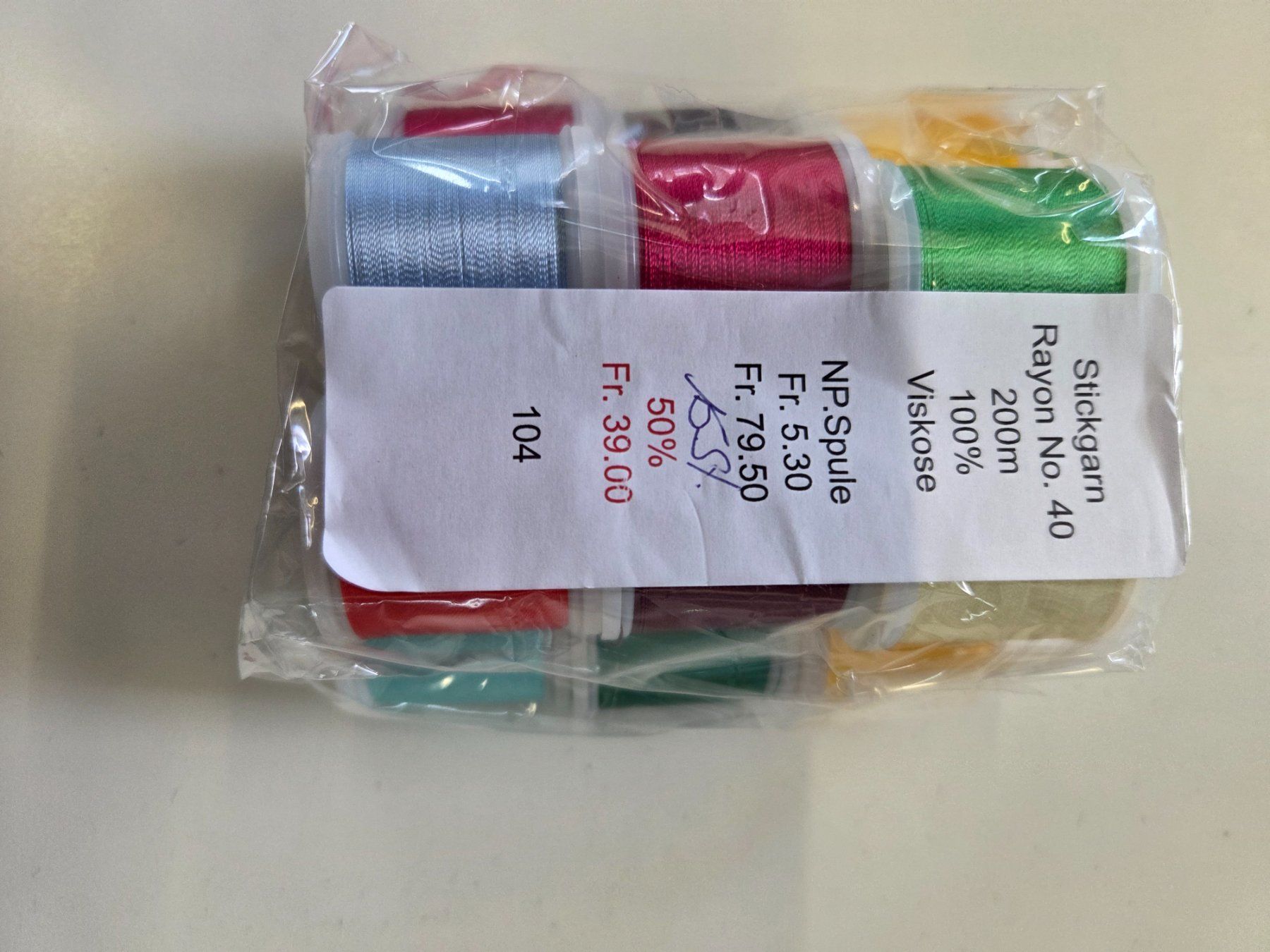 Cordelettes & Fils: Stickgarn Rayon No.40  oder Nähfaden – Neuf (Voir description) à Affoltern am Albis par Hanigufo