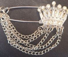 Broche épingle couronne avec chaînes