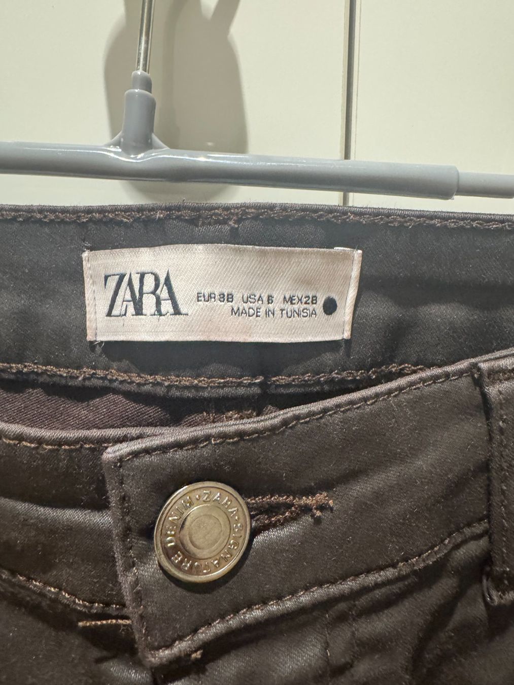 Zara Pantaloni: Zara Coated Denim Jeans - 38 – Usato da Zürich venduto da ped_8gnn 1