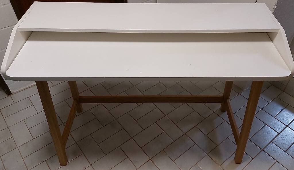 Schreibtische: Stylischer Schreibtisch – Gebraucht aus Buttisholz von Swiss2ndHandDeals