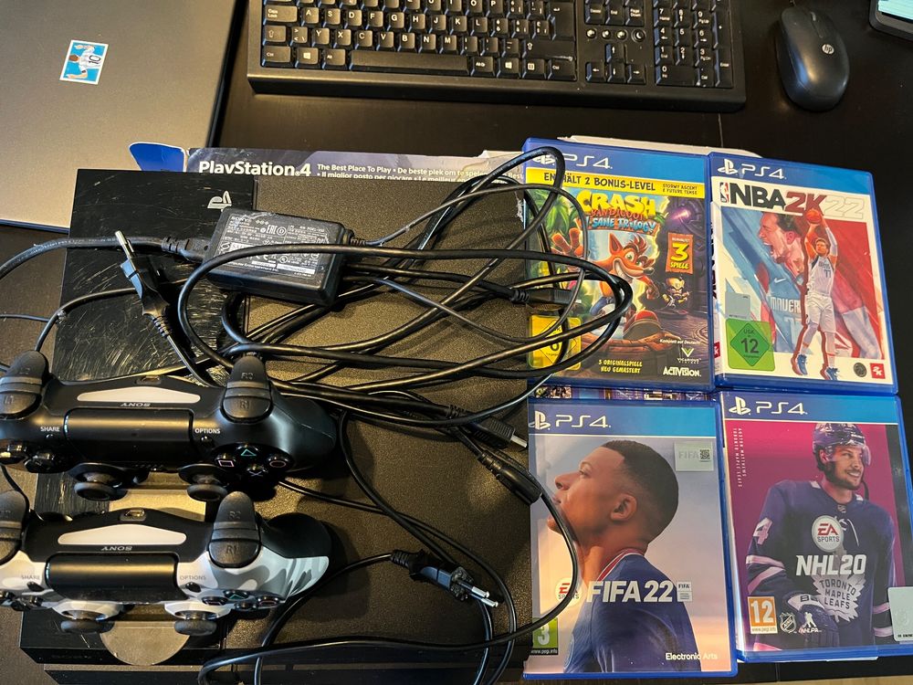 PlayStation 4 incl 2 Controller, Docking Station + 4 Games Kaufen auf