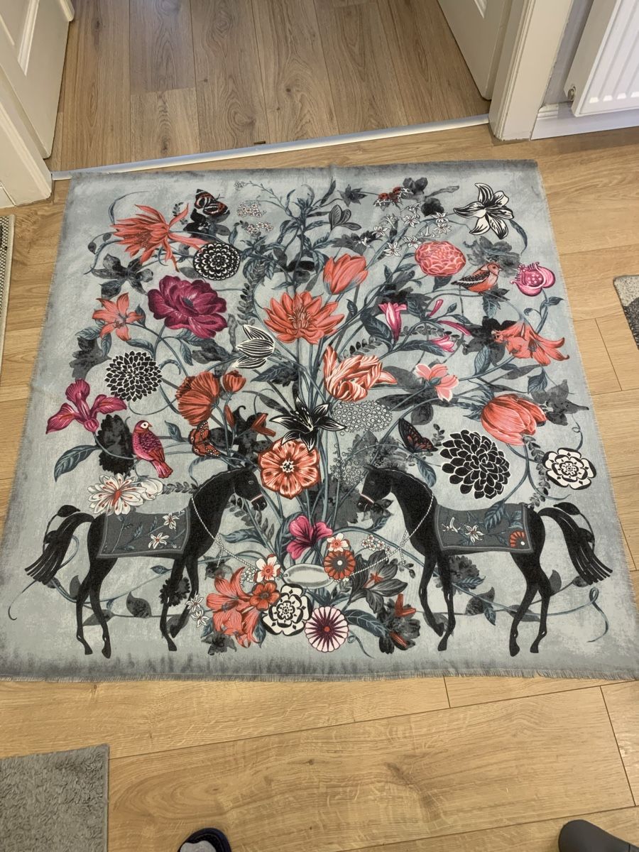 Foulard & Sciarpe: Schal mit Blumen und Pferden 130x130 – Nuovo (secondo la descrizione) da Widen venduto da didy82