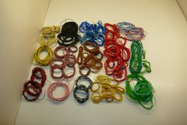 Viele Kabel in verschiedenen Farben