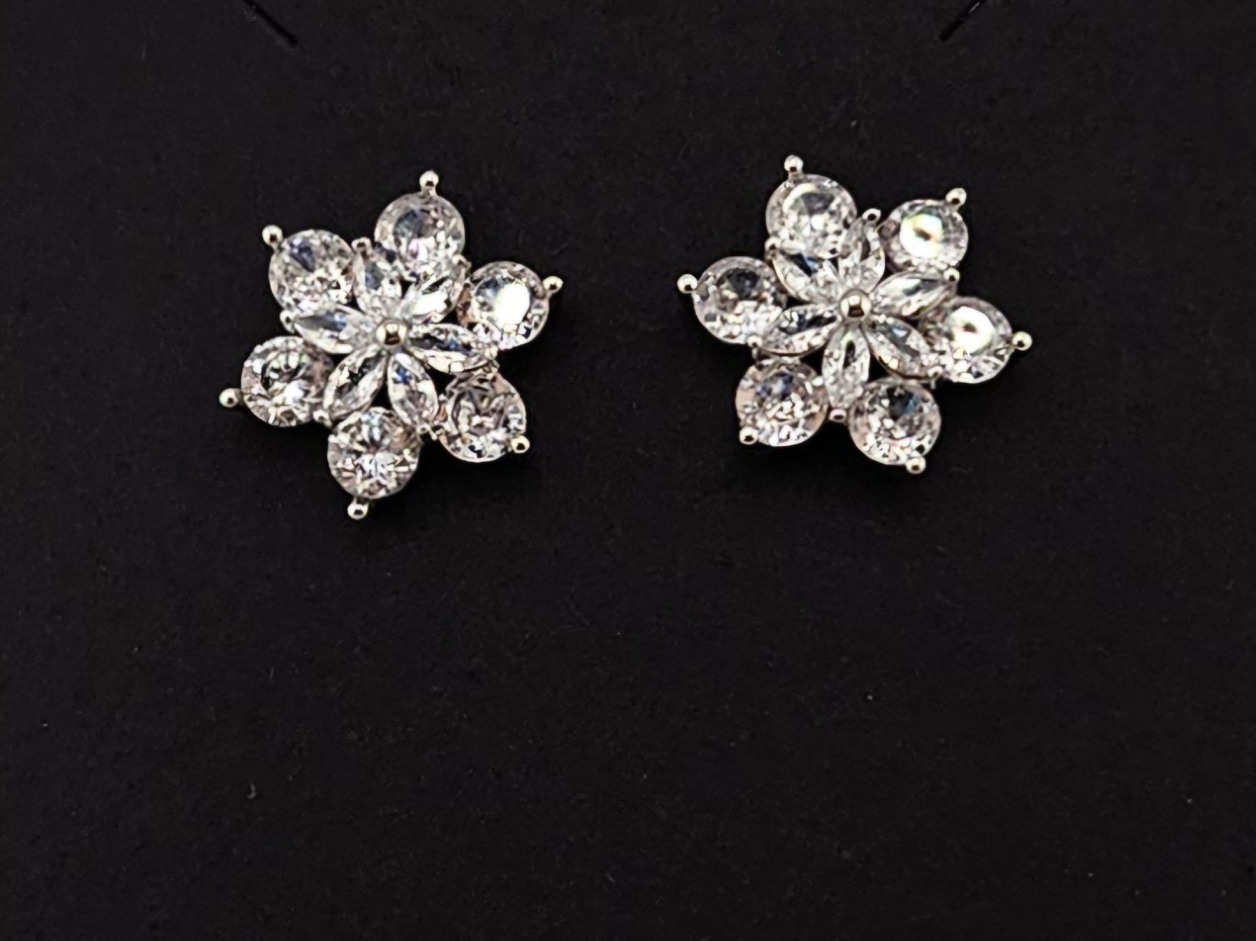 Orecchini pendenti & Orecchini a lobo: Ohrstecker Blumenform Zirkonia Transparent – Nuovo e nell'imballaggio originale da Thalwil venduto da Seesteine