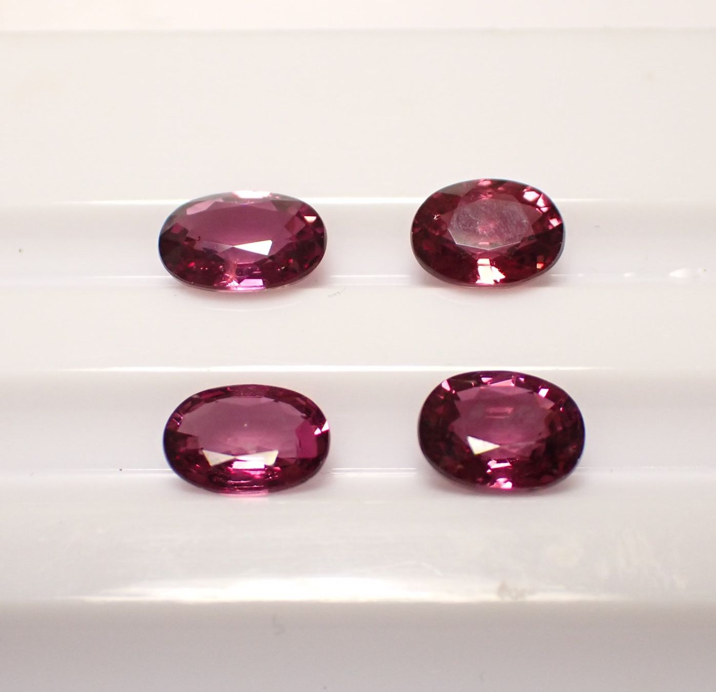 Pietre preziose: 4 Rhodolith Granate | 5.9 ct Total | Unbehandelt – Nuovo e nell'imballaggio originale da Zürich venduto da GOS08