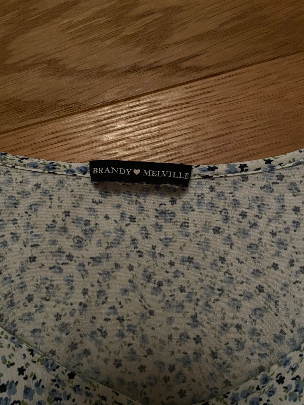 Brandy Melville Robes: Brandy Kleid weiss/blau – D'occasion à Basel par joh_vl7m 2