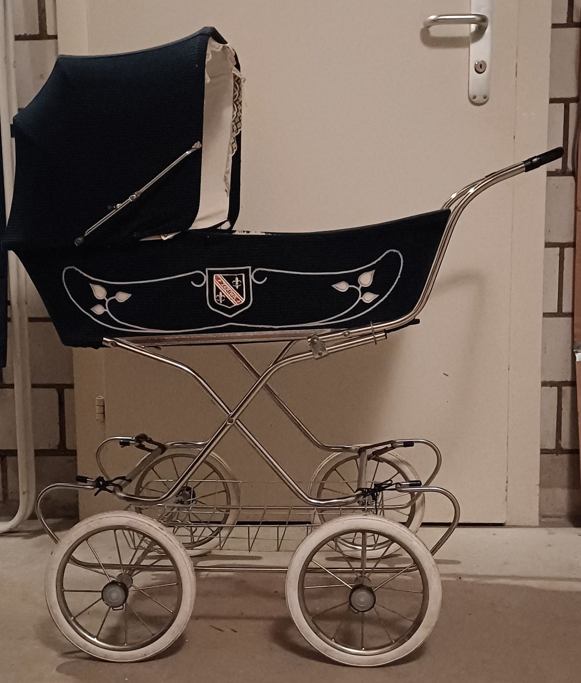 Carrozzine per bambole: Retro Puppenwagen – Usato da Uster venduto da Libesseli