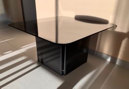 Schwarzer Glas-Couchtisch / Tavolino da caffè in vetro nero