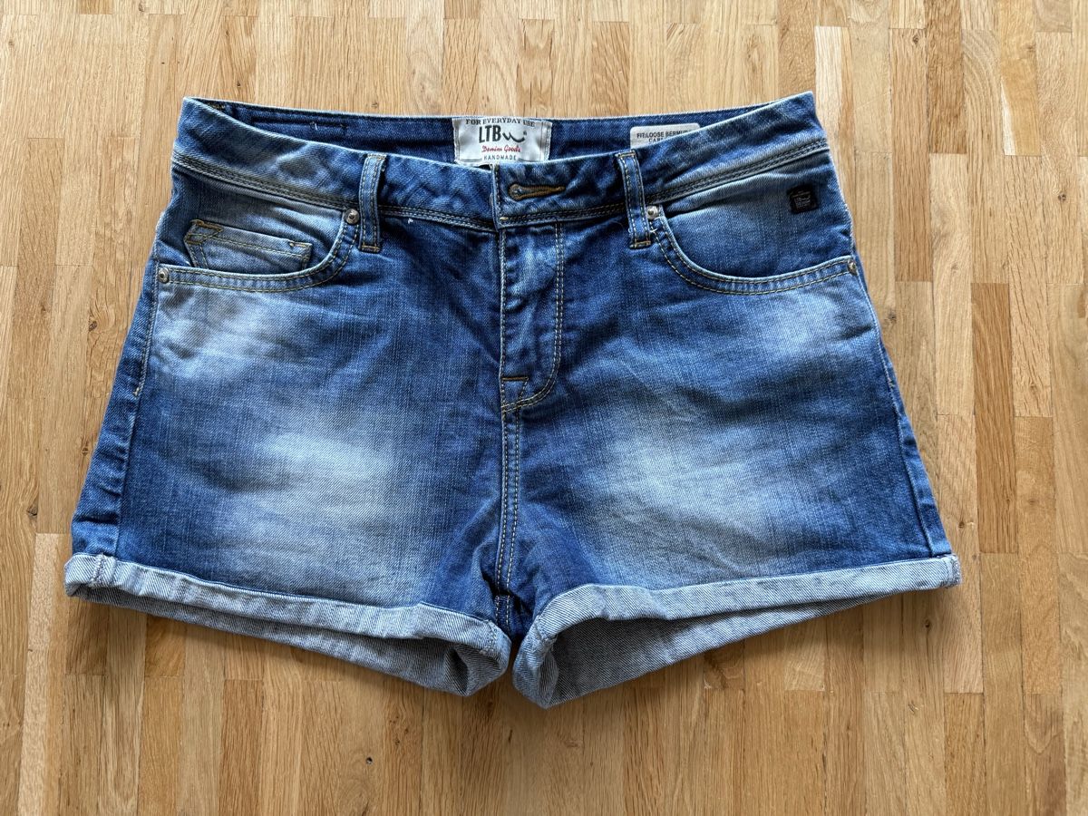 Lotti di vestiti: Jeans shorts – Usato da Zürich venduto da Sven1968