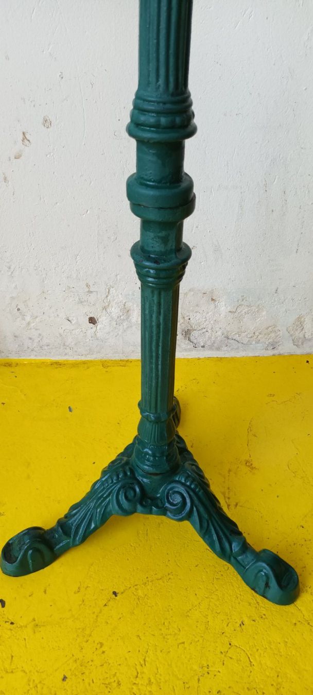 Altri mobili d'antiquariato: Robuster Gussfuss für Bistrotisch – Usato da Arisdorf venduto da friendly01 3