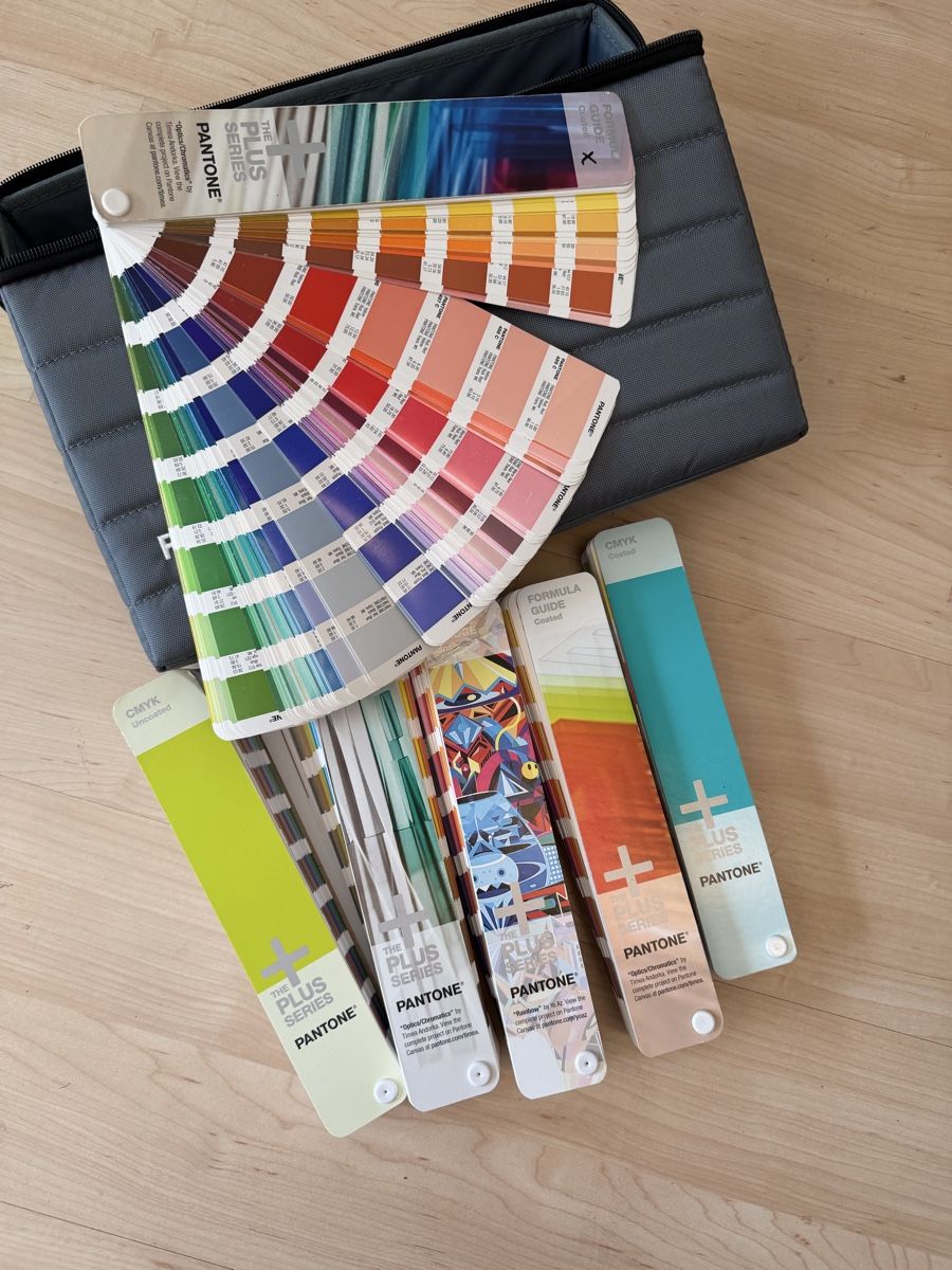 Farben: PANTONE PLUS SERIES Farbfächer im Koffer – Gebraucht aus Andhausen von cnz