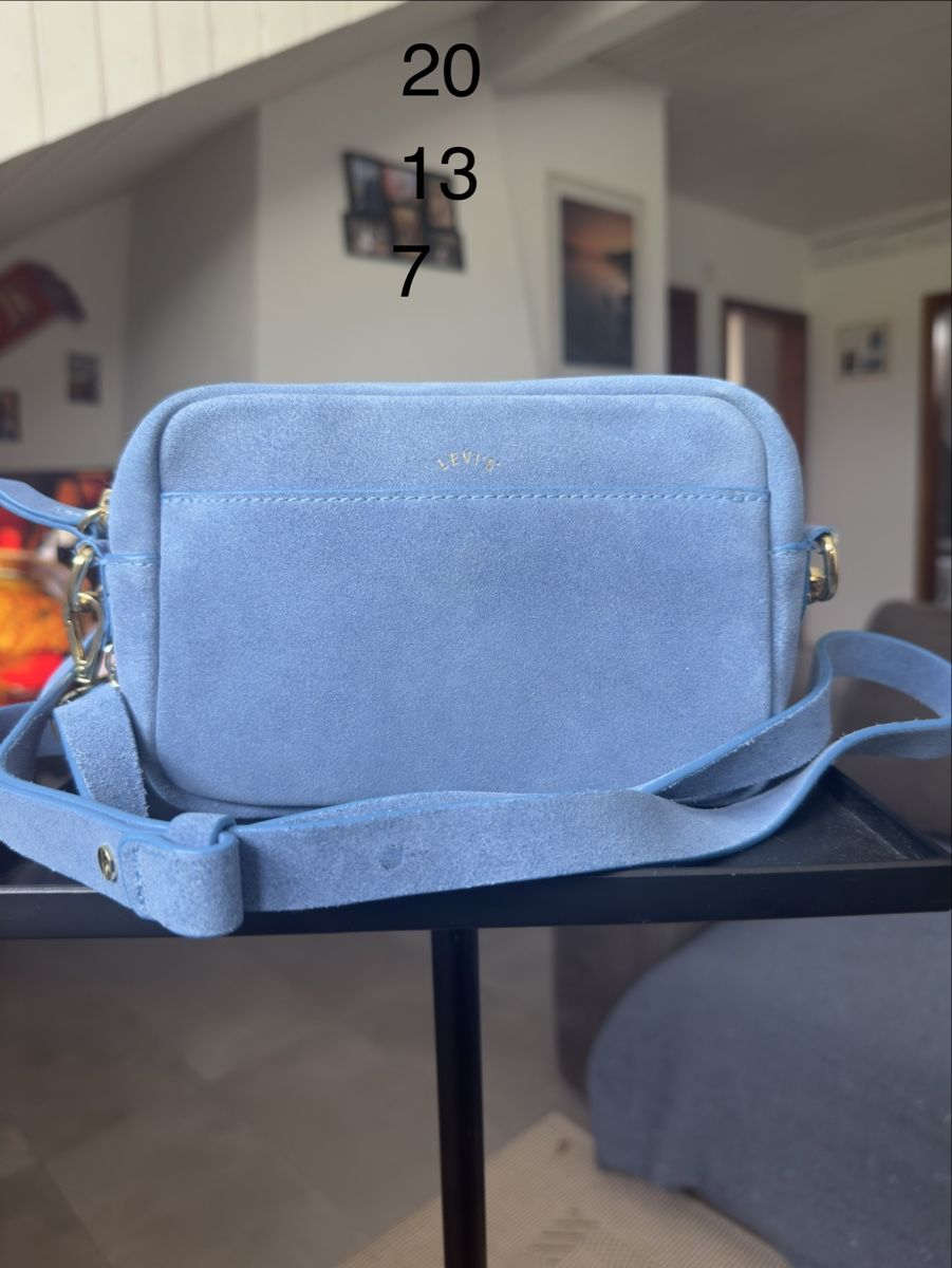 Levi's Sacs femmes: Sac Levi’s en daim bleu clair – cuir véritabl – Neuf (Voir description) à Vuippens par Anna_as 1