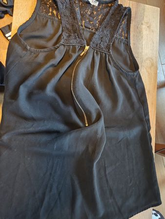 Schickes schwarzes Top mit Spitze, Gr. 38