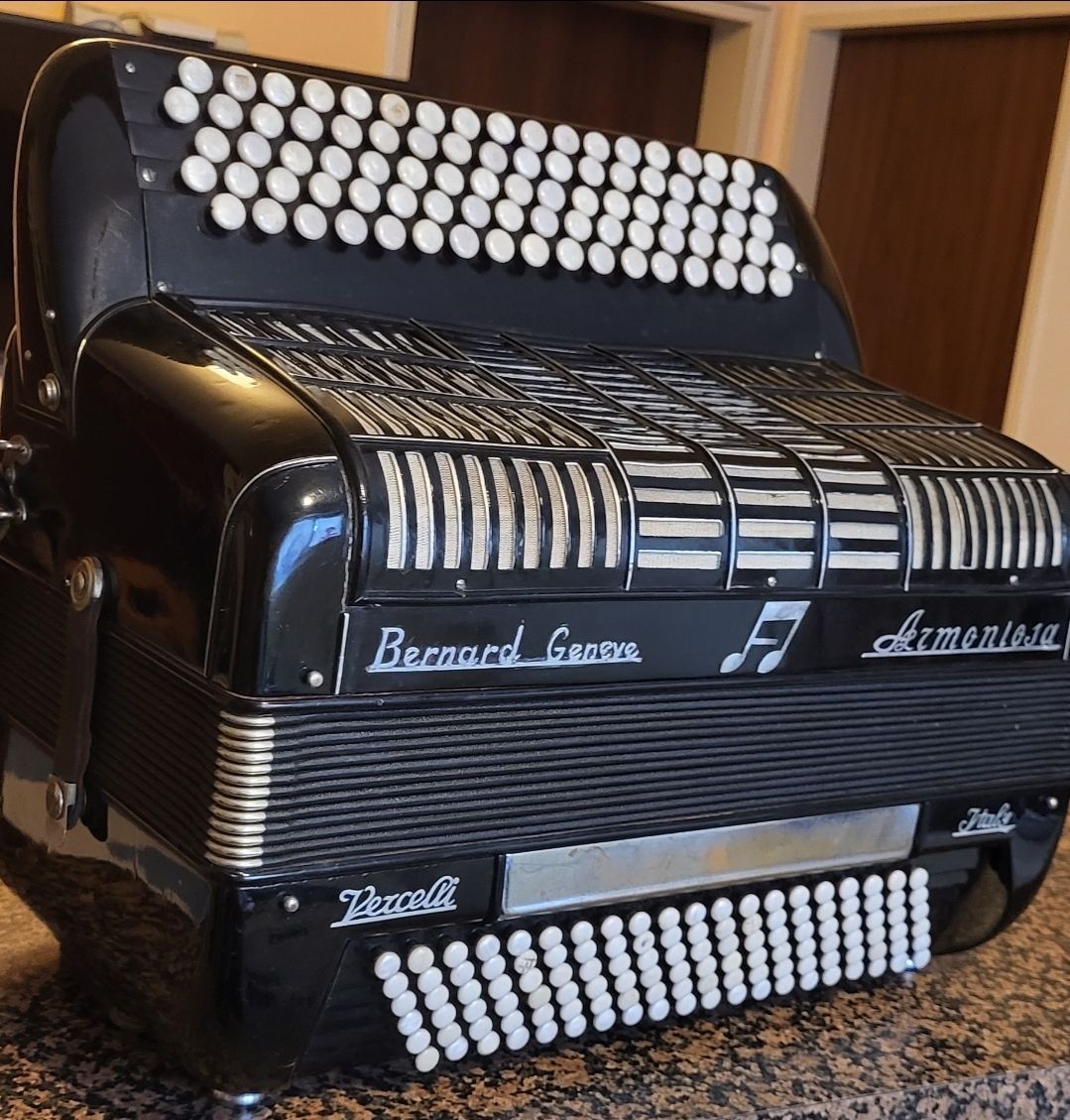 Strumenti musicali: Accordéon  vercelli 4 voix à gradin – Usato da Penthalaz venduto da EvandroLuz 2