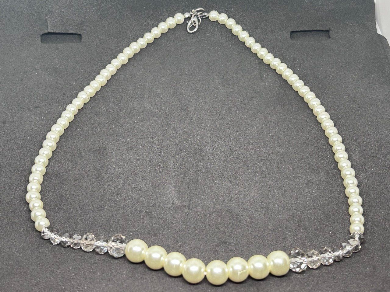 Catenine: Collana girocollo 52 cm con perle bianche e cristalli 52 cm – Usato da Giubiasco venduto da LorisVale