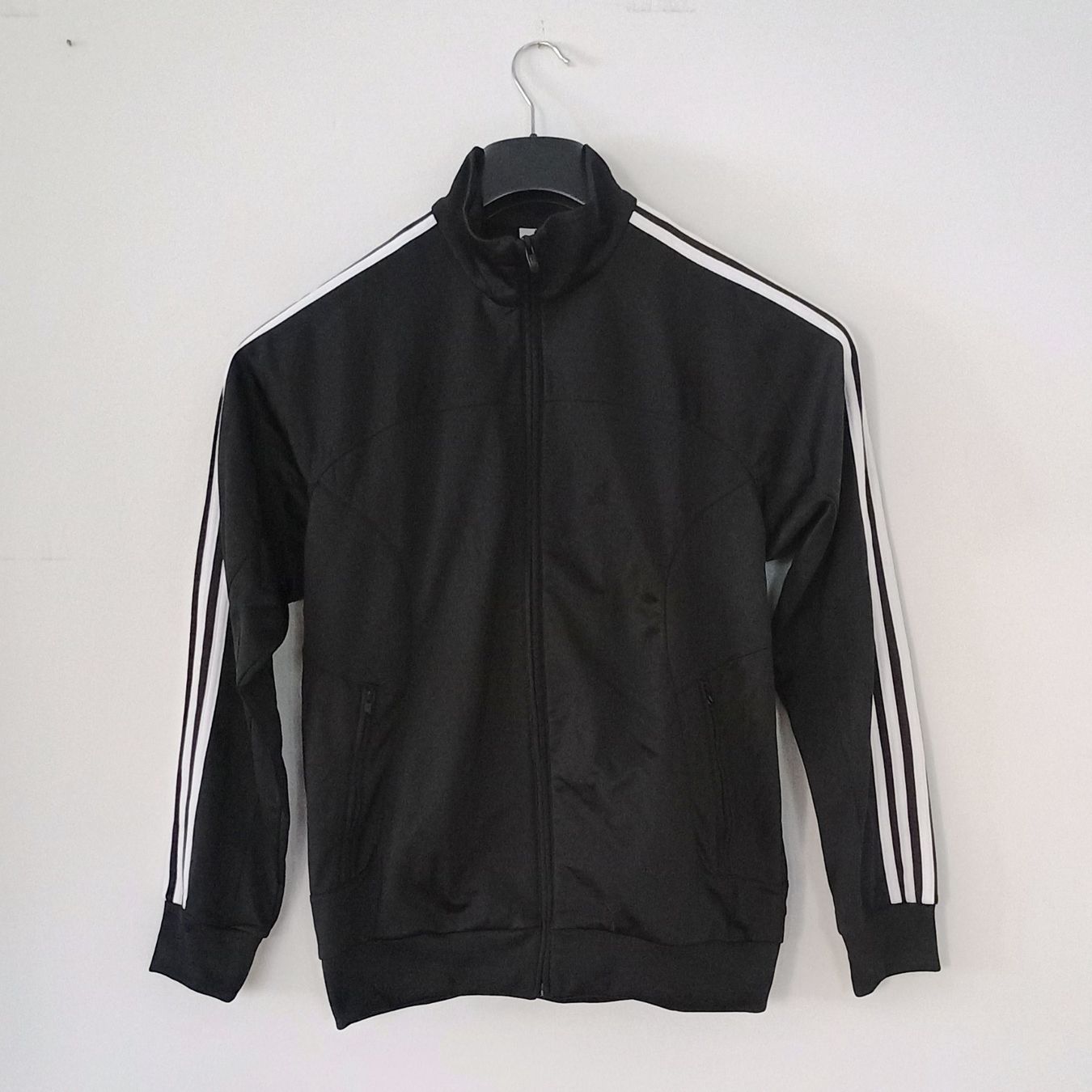 Adidas Vestes: Neuwertige Adidas Trainerjacke - Grösse M – D'occasion à St. Gallen par cabbageindustries 1