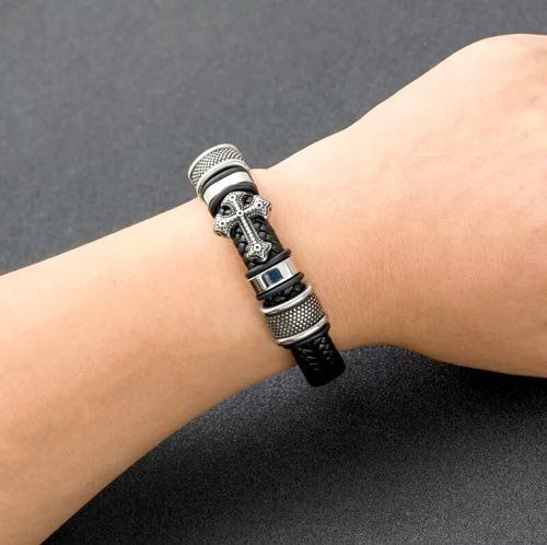 Bracciali & Braccialetti: Lederarmband mit eingelegtem Kreuz – Nuovo e nell'imballaggio originale da Liestal venduto da OMAROSHOP 4