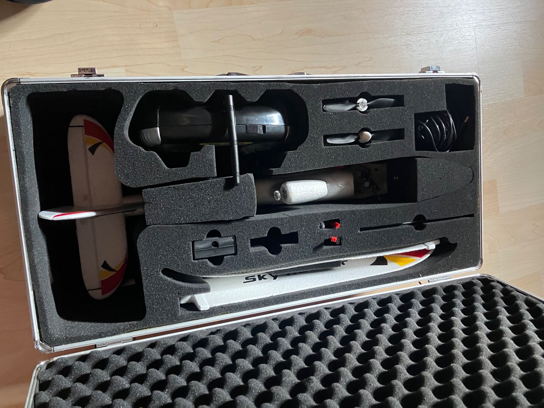 Modellismo RC: Modelflugzeug defekt mit Koffer – Difettoso da Reigoldswil venduto da GNVeluxboost 1