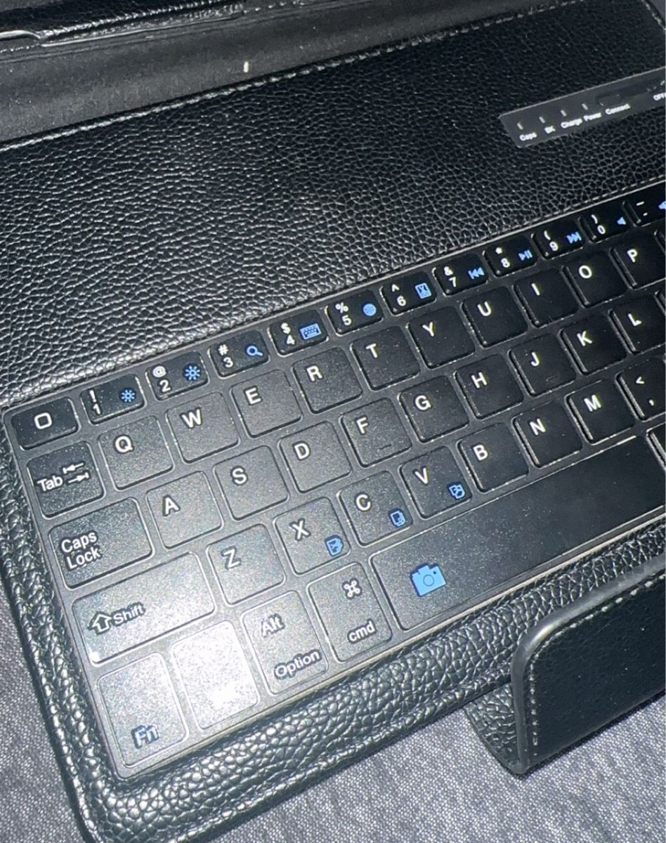 Tastaturen: iPad bluetooth-Tastatur mit Hülle – Neu (gemäss Beschreibung) aus Oftringen von tola19 1