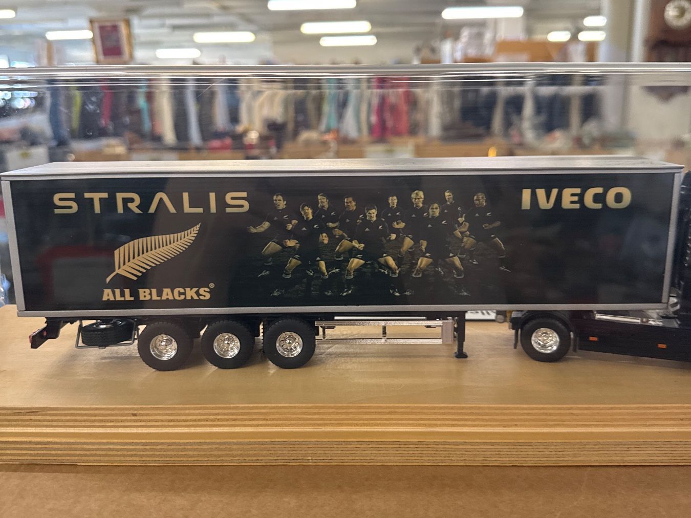 Kit di modellismo & Modellini statici: IVECO ALL BLACKS - Transportwagen Modell – Usato da Pratteln venduto da Cartonsducoeur_bl 5