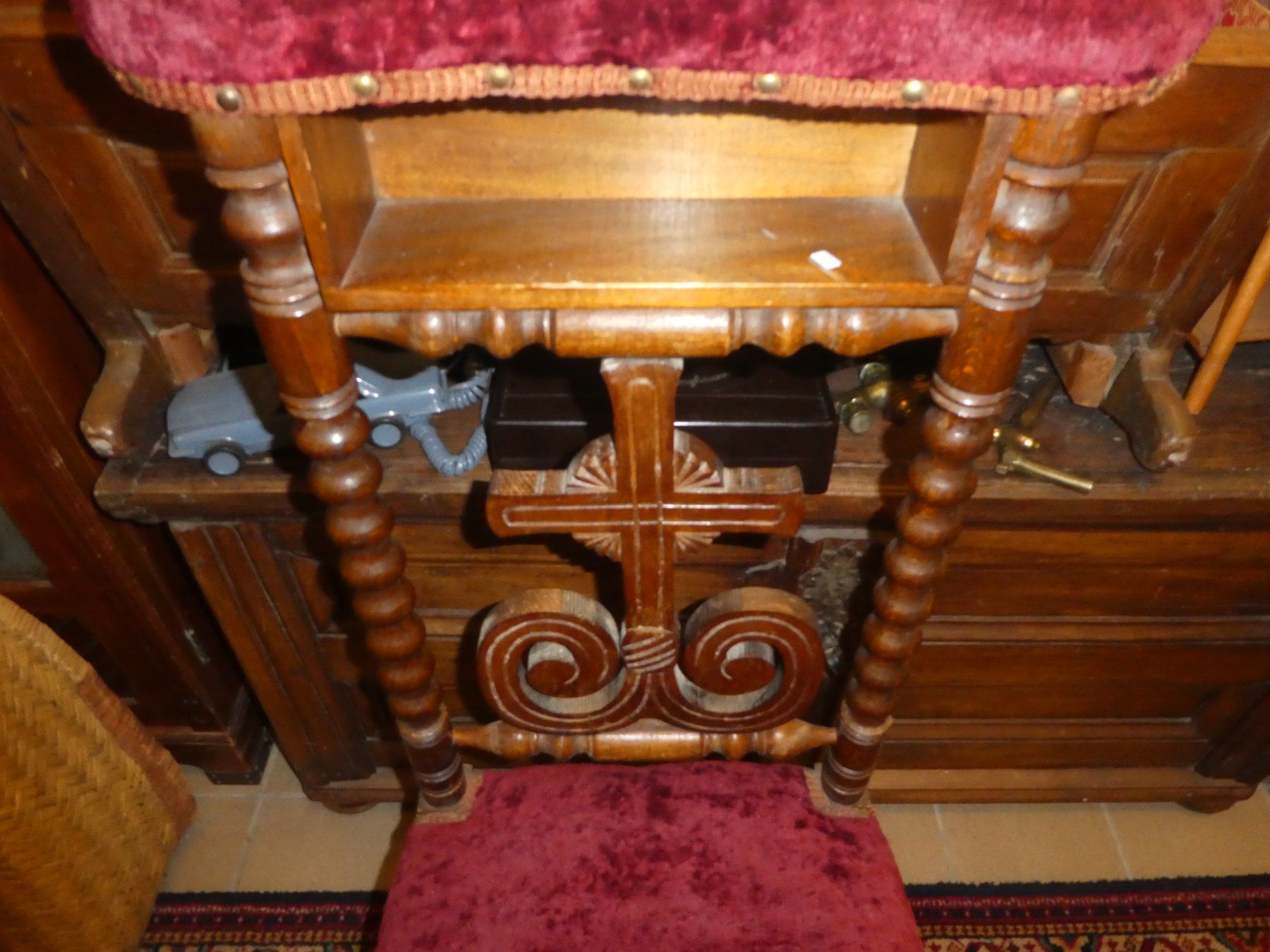 Sedie: Antiker Gebetsstuhl mit rotem Samtbezug – Usato da Chur venduto da Diversico2010 1