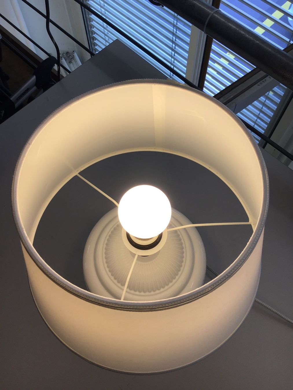Lampes: Tischlampe weiss Keramik – D'occasion à Dübendorf par sdbu-frappant 2