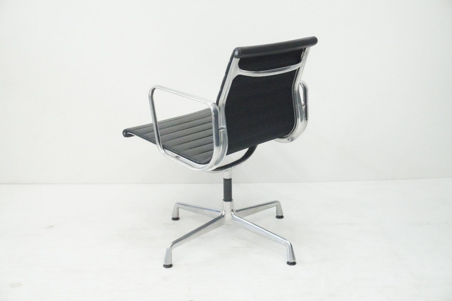 Vitra Stühle: Original Vitra Eames Alu Chair EA108 Leder Designklassiker – Gebraucht aus Bad Zurzach von QLASSIQ 4