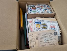 Kiste mit vielen CH Briefmarken, in Alben, auf Briefe/PK…