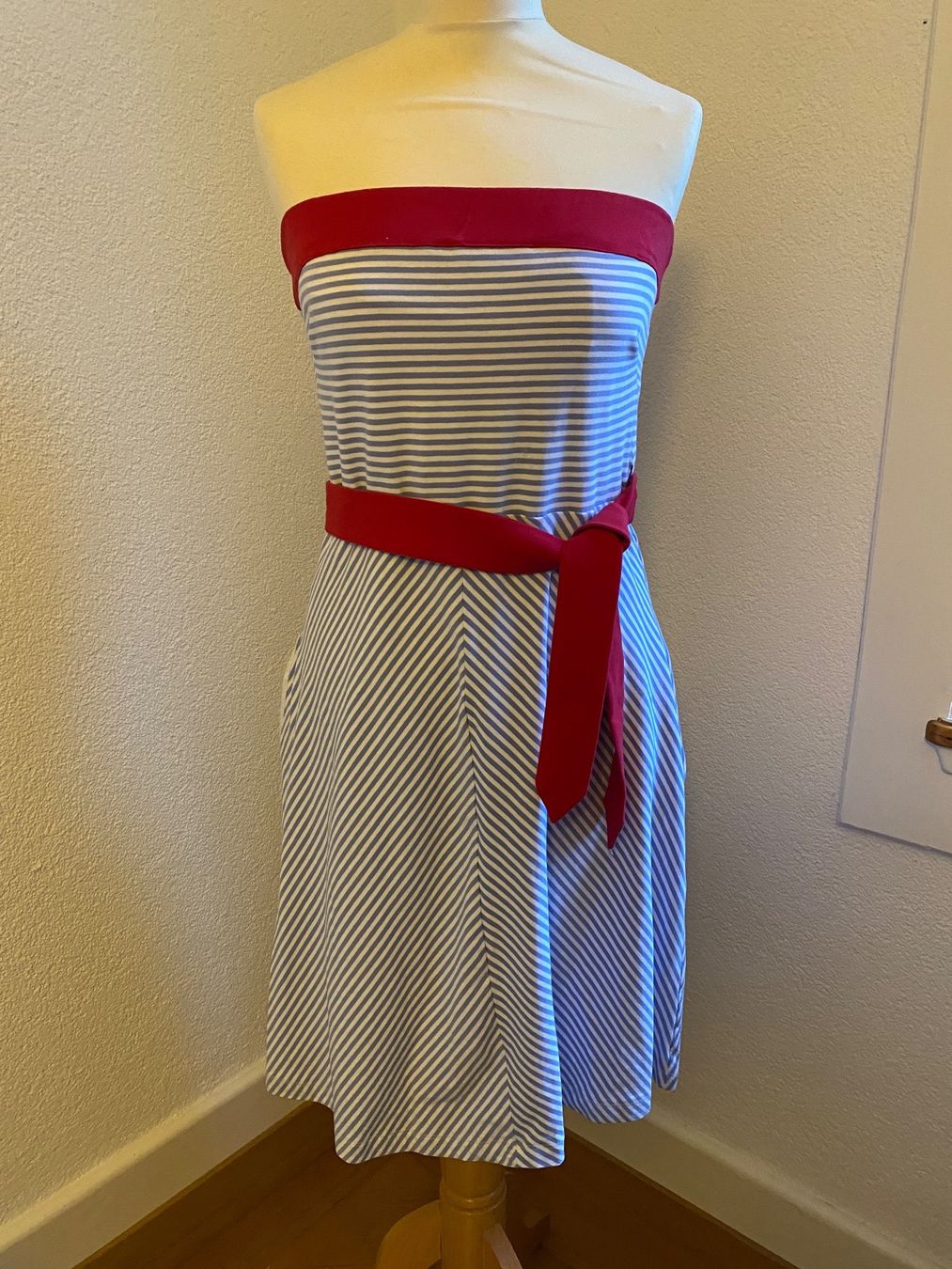 Mango Vestiti: Robe bustier retro Mango – Usato da Bern venduto da GabrielleHe