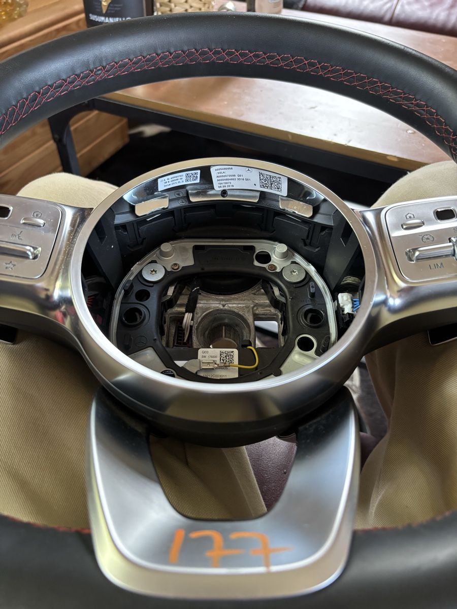 Mercedes-Benz Tutti pezzi di ricambio auto: Volant Mercedes AMG Line – Usato da Mézières VD venduto da P-M-C 1