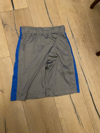 Gut erhaltene  Shorts, Gr. 140/146, Grau/Blau, Sommer!