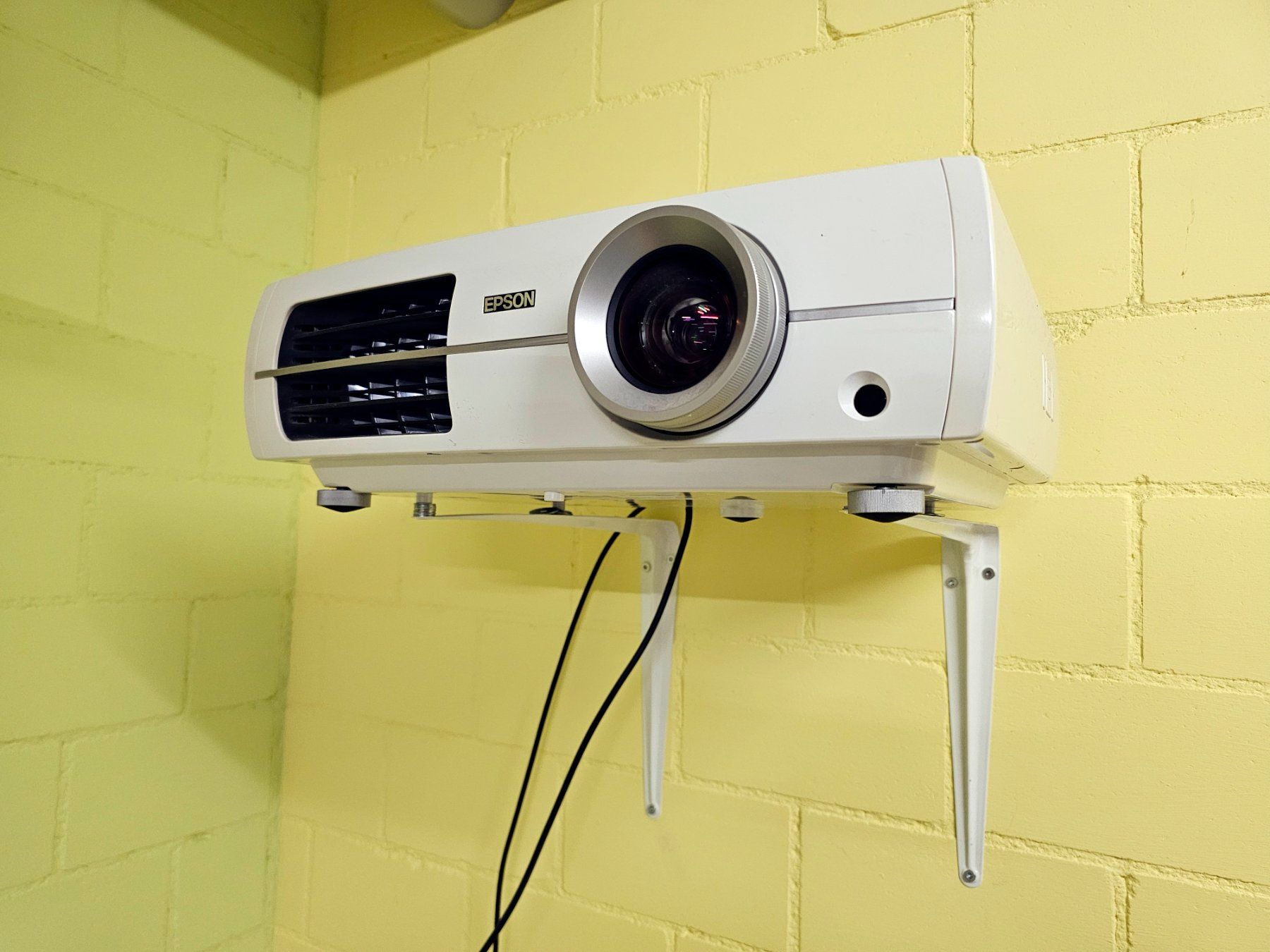 Epson Proiettori: Full-HD-Beamer Epson EH-TW3200 – Usato da Niederwil AG venduto da flimmerwerk