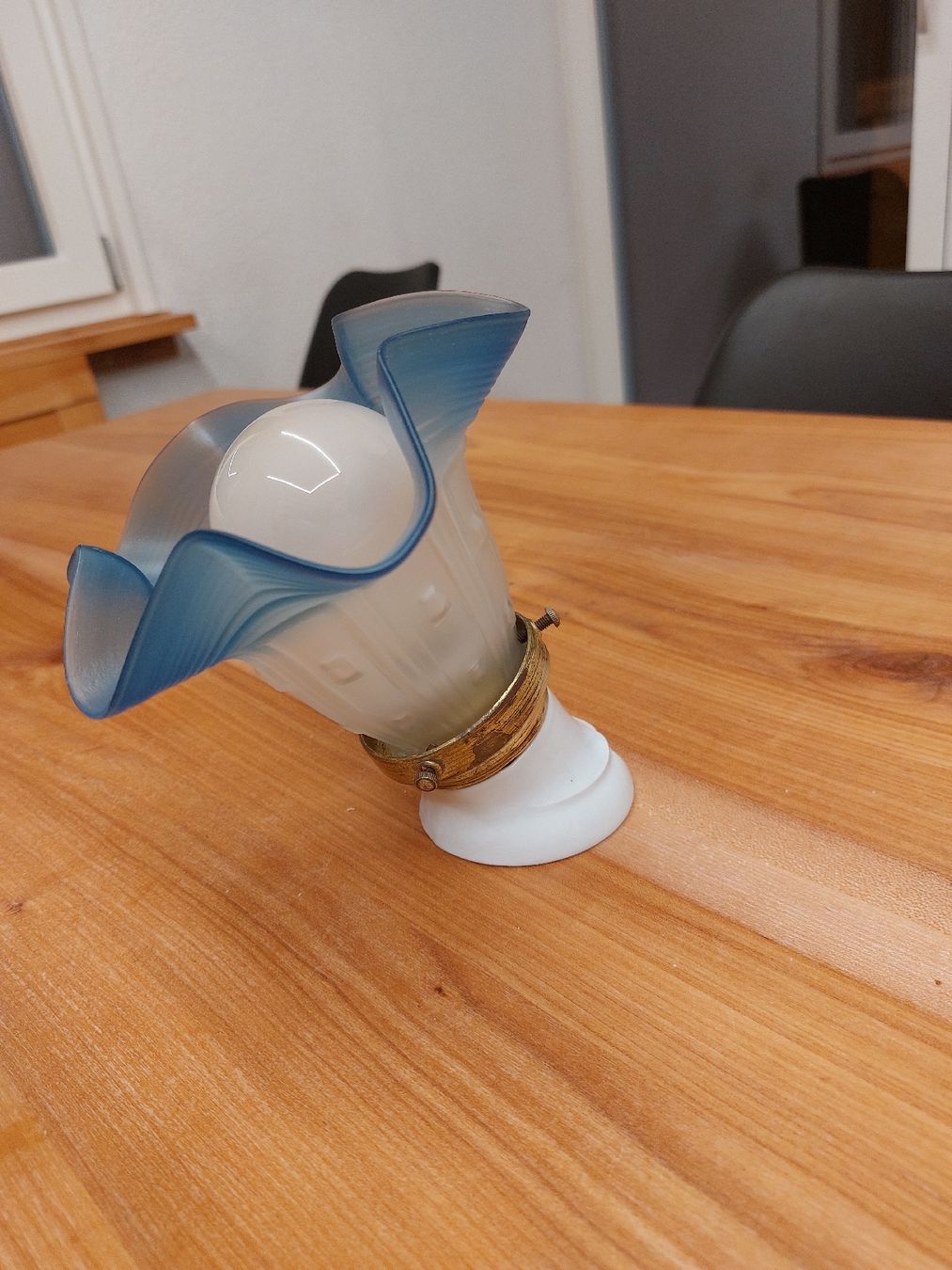 Lampen: Wandlampe mit blauem Glasschirm – Gebraucht aus Ganterschwil von HeidiuPeter