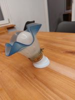 Wandlampe mit blauem Glasschirm