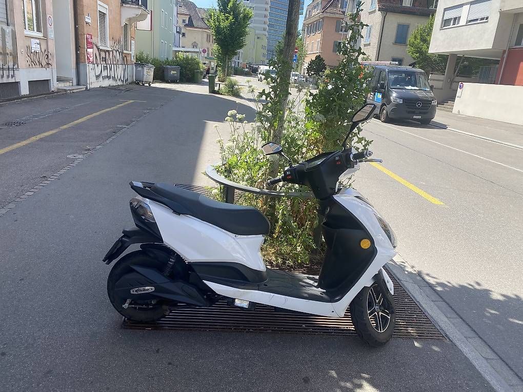 Veicoli elettrici: E-Roller Vengo Leo 45/kmh  – Usato da Zürich venduto da ER-