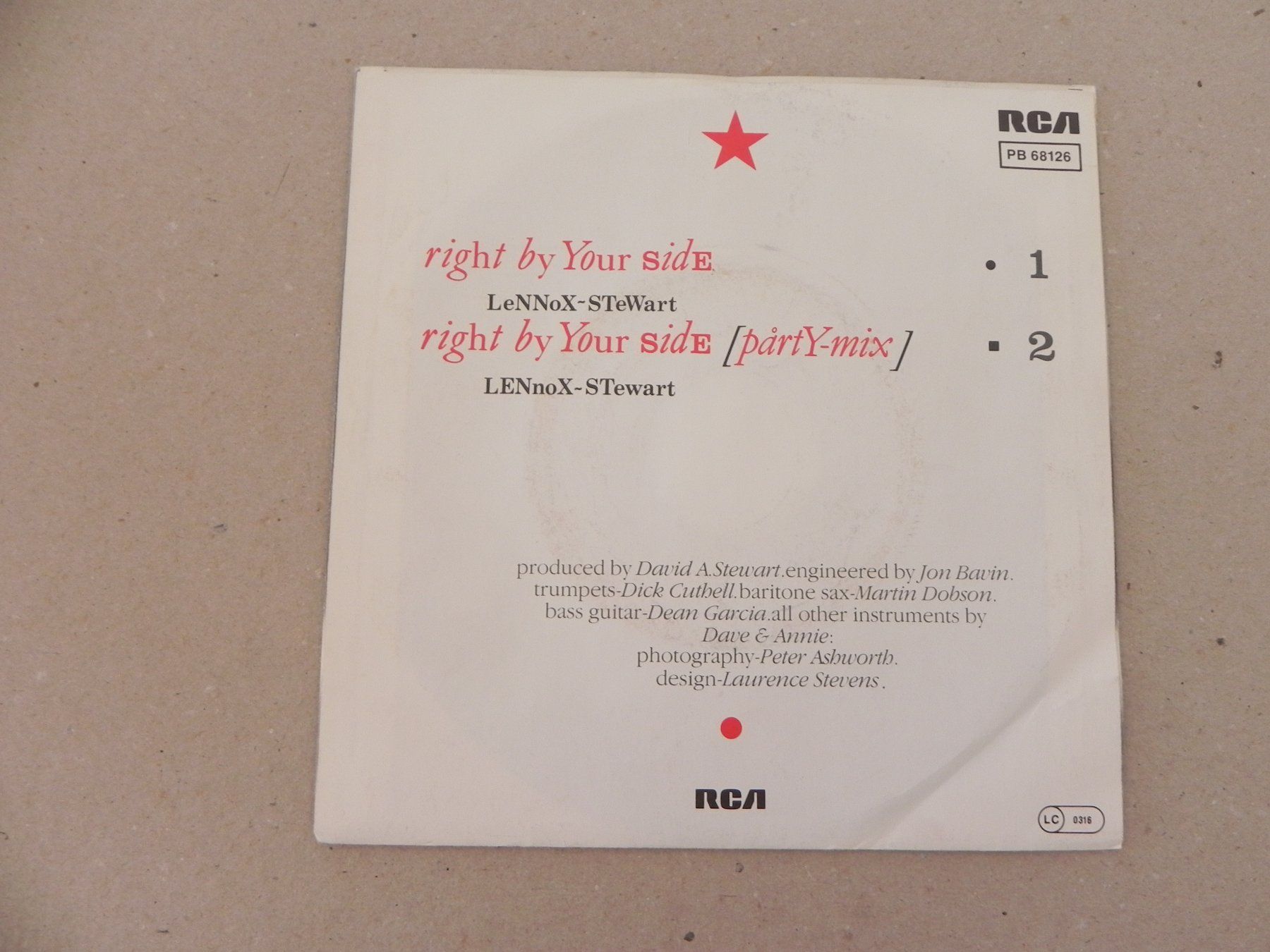 Dischi in vinile: Single brit. Pop Duo Eurythmics 1983 Top Hit Right by your.. – Usato da Siebnen venduto da krimsie 1