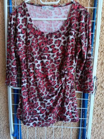 Damen Shirt mit Leo Muster rot Gr.40, Guter Zustand.