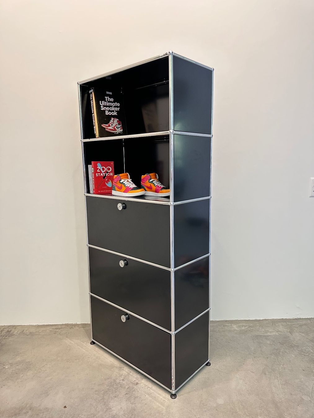 USM Regale: USM Highboard 1x5 grafitschwarz, Top Zustand – Gebraucht aus Grenchen von Design-Outlet 2