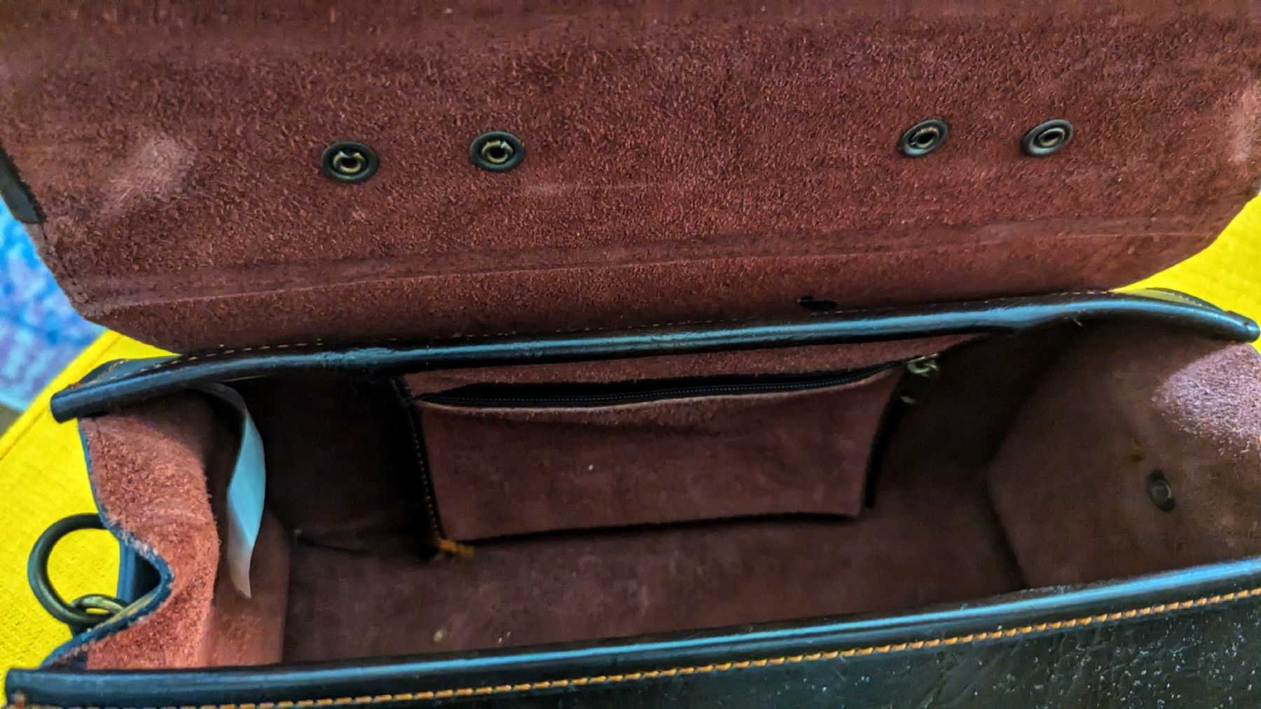 Taschen für Damen: Tasche mit Prägung – Gebraucht aus Basel von Efnisien 1